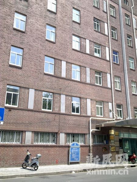 上海市中西医结合医院一男子8楼坠亡疑因患重病