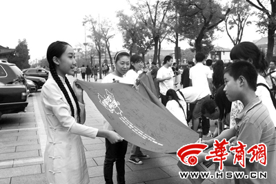 祈祷中国 传递爱心13岁女孩想走遍100个城市