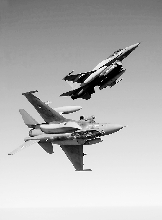 希腊两袈F-16空中相撞