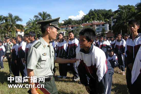 云南磨憨边防站为驻地万名中学生义务军训