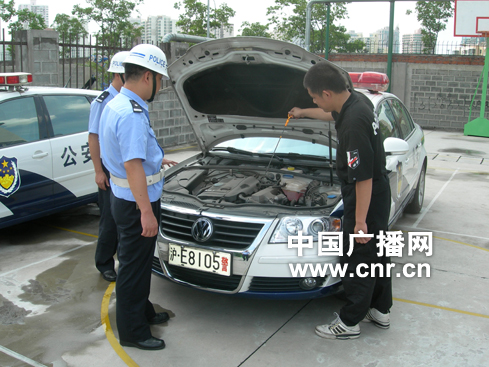 公安局和司法局中的开警车的工勤司机可以穿警服和授衔吗
