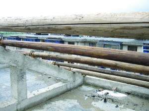 平改坡用旧木头做梁 悬!