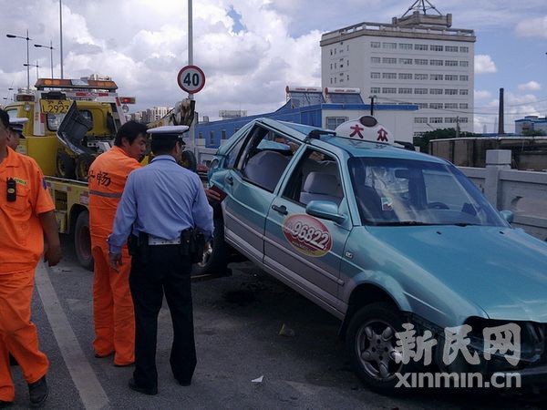 外环龙吴路出口755路公交车与大众出租追尾1人受伤送医