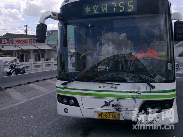 外环龙吴路出口755路公交车与大众出租追尾1人受伤送医