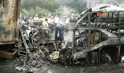 吉林：青岛客车与货车相撞起火17人死亡