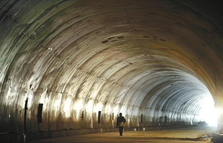 雅西高速螺旋隧道贯通10分钟翻两座山升300米