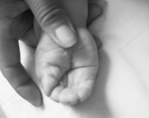 孕期可能受污染宝宝的手像馒头