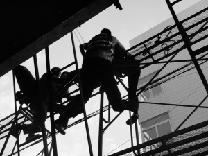温州民警从摇晃的6米铁架上救下触电工人