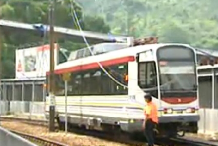 香港轻铁列车遭起重吊臂击中据称至少11人伤