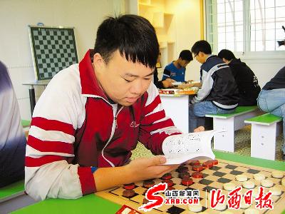 山西书海出版社赠送太原市第十九中学围棋书籍（图）