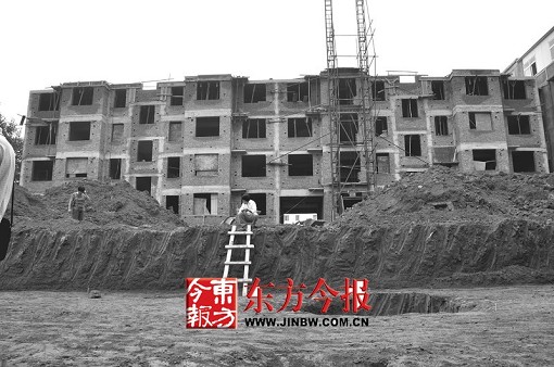 重点文物旁无证盖楼房城建局称违法但无法阻止