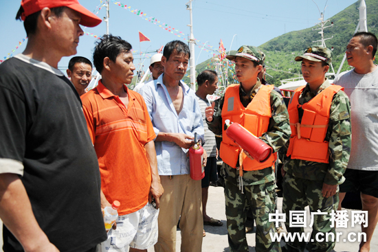 东海开渔在即渔民出海前先学灭火