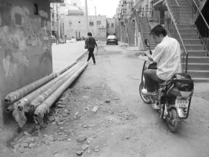 维修供暖管道半路“卡壳”管道沟“露骨”五个月