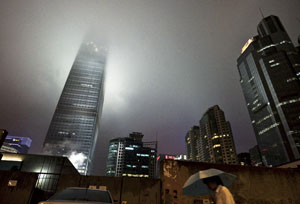 国贸三期高楼被雨雾包围市民误以为失火(图)