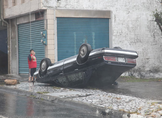 凡亚比袭台：风大雨强路人裙子被掀开