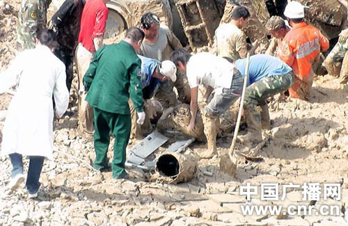 新疆昌吉一大型铲车翻下15米深沟驾驶员被困