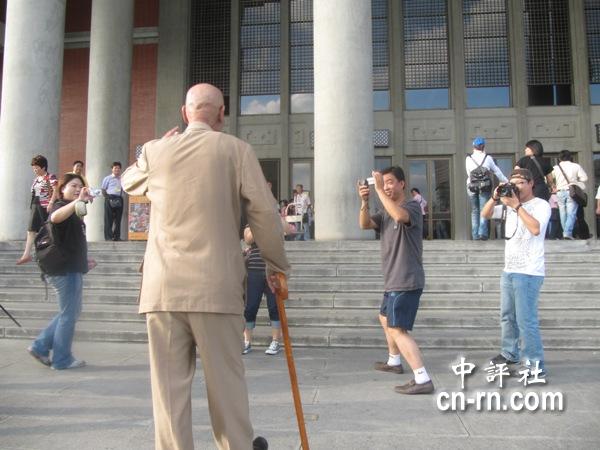 李登科出现,大陆观光客抢拍照 上一页