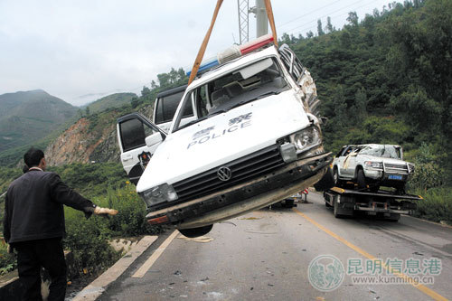 清障人员将受损的法院警车吊离事故现场 记者 张韩 摄