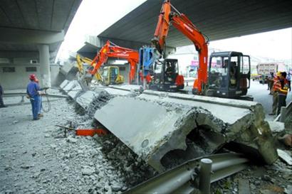 上海沪太路主线桥坍塌 坠落石块堵住南北路面