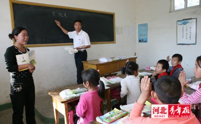 山村希望小学来了新教师