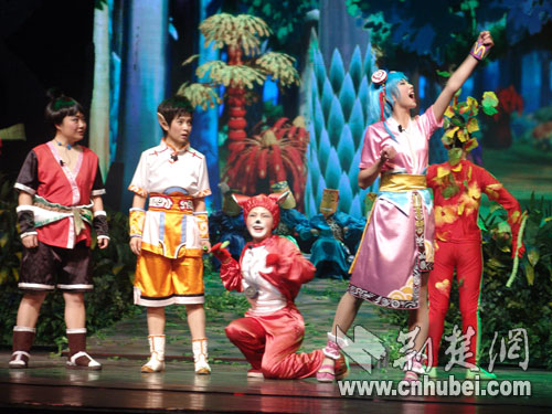 招博会好戏连台 湖北首部3D动漫舞台剧上演科技秀