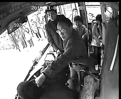 公交司机要求乘客投币遭殴打(图)