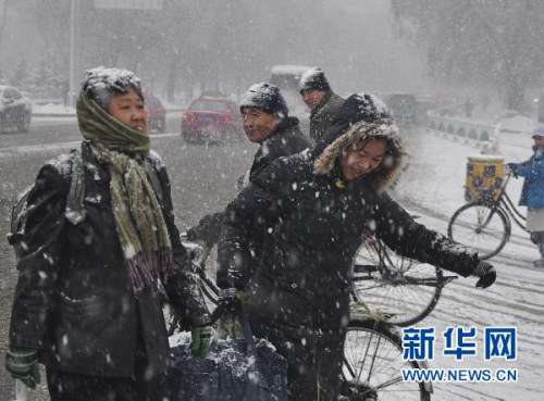 11月13日，黑龙江牡丹江市几位市民冒着风雪出行。新华社发(张春祥 摄) 