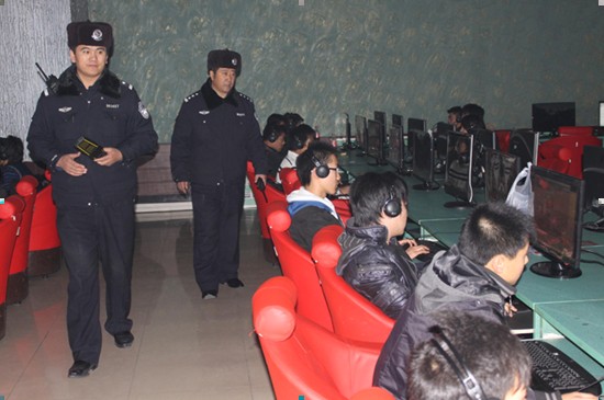 大庆公安东湖分局开展净化网吧环境专项行动