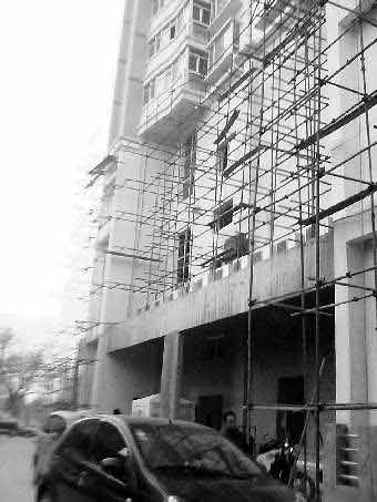 资料图片：事发大厦正在装修，受害人的家位于1单元15层。记者刘铭　摄