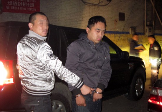 11月20日凌晨,洪洞县公安局的干警准备提审一名抓获的犯罪嫌疑人(前右