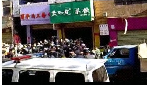 整治占道经营 城管商贩起冲突