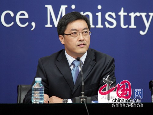 卫生部新闻办主任邓海华主持本次发布会 摄影 中国网 王锐