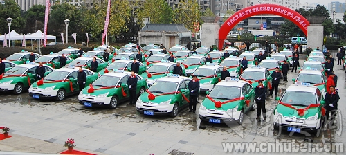 武汉市首批1500辆高档出租车正式投入营运