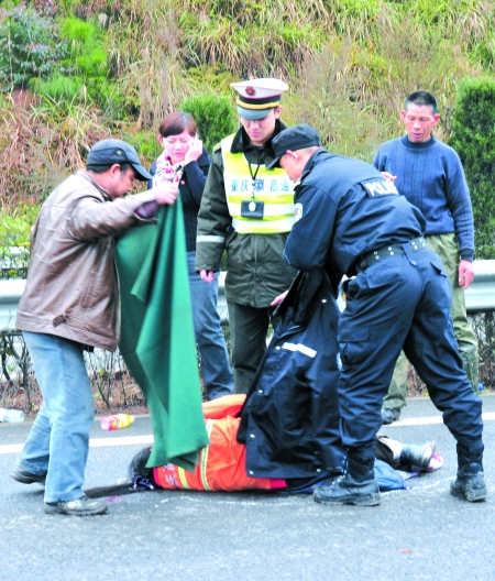 货车逆行撞伤清洁工 特警脱警服为她取暖