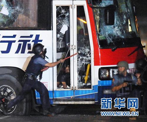 8月23日，在菲律宾马尼拉，警察试图打开被劫持旅游车的车门。新华社/法新