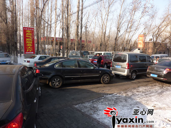乌市车辆扎堆办加气证工作人员提醒时间宽裕