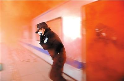 地铁“起火”考验新警救灾能力
