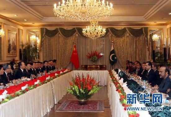 12月17日，中国国务院总理温家宝在伊斯兰堡与巴基斯坦总理吉拉尼举行会谈。新华社记者 刘卫兵 摄 