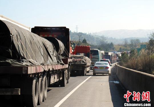 京港澳高速公路粤北段解封后，大量滞留在湖南以北的大货车蜂拥而下造成再次拥堵。