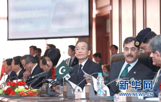 12月18日，中国国务院总理温家宝在伊斯兰堡专门听取巴基斯坦国家灾难管理局有关灾情的介绍。 新华社记者刘卫兵摄