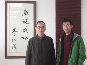 朱清时(左)和本报记者合影 