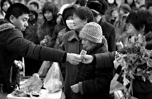 乌市“卖菜哥”叫板高菜价