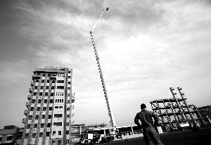 90米高的登高平台车，可以对30层以下的建筑实现高空救援。本报记者 王贵彬 摄 