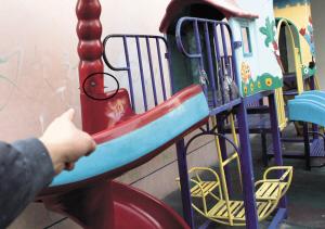 幼儿园滑滑梯离奇勒死四岁幼童 医生称系窒息身亡