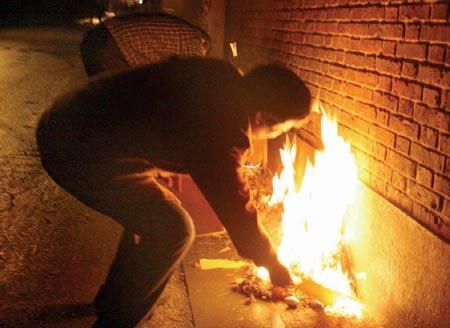 楼顶烧纸钱点着塑料棚