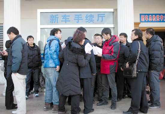 22日，北京五方桥车辆检测场，办手续的人数激增 CFP供图