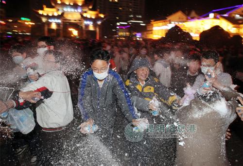 昆明街头万人狂欢西餐厅一座难求