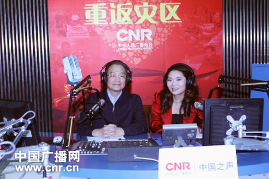 温总理走进中央台直播间参与直播节目，同听众直接交流。