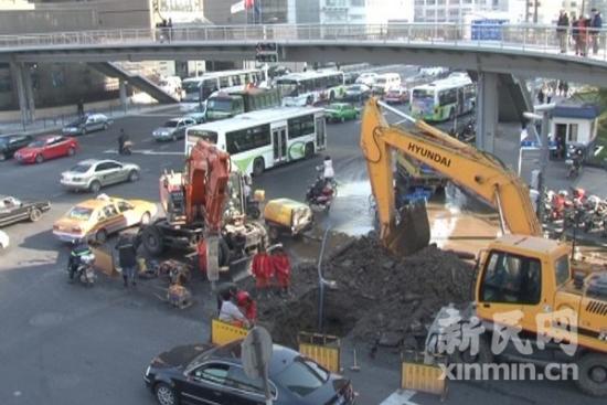 复兴东路中山南路水管爆裂百米马路积水