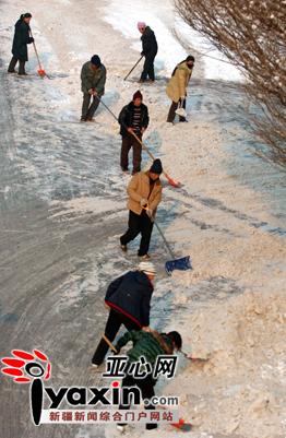 2月28日，一场大雪之后，乌市西北路上，人们在清扫积雪。当日，记者在街头采访时，看到为了尽快将积雪清扫干净，大家动用的清扫工具可谓是千奇百怪，车拉、机械扫、铲子剁等。亚心网记者 马元 摄 